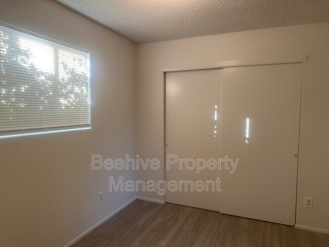 Building Photo - 539 1/2 E 2nd Ave