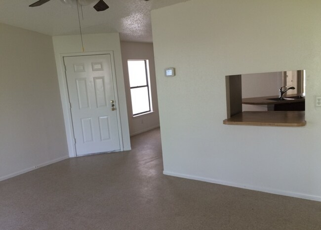 Building Photo - Cute 2/2 duplex with a garage