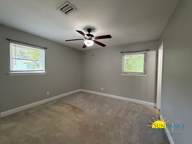 Building Photo - Great 3 Bedroom Home in Fort Walton Beach with Solar Panels-Near Hurlburt Field!