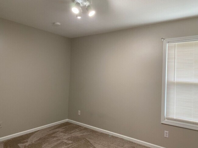 Building Photo - Beautifully Updated 3 Bed/2 Bath Home with...