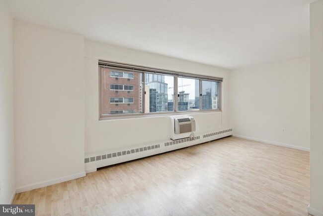 Building Photo - 2101-17 Chestnut St