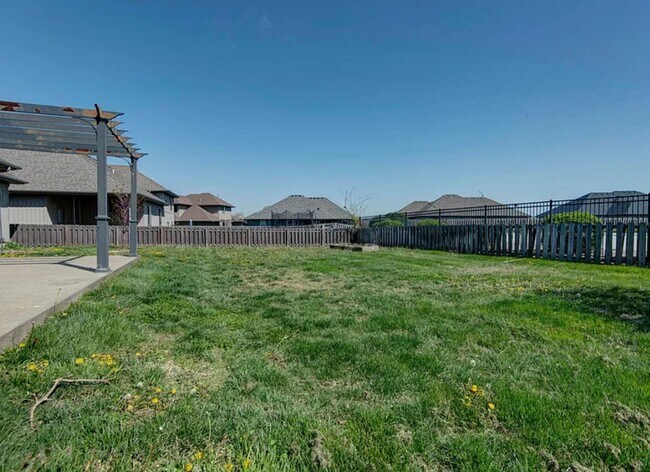 Building Photo - Beautiful 4 bedroom house with privacy fen...