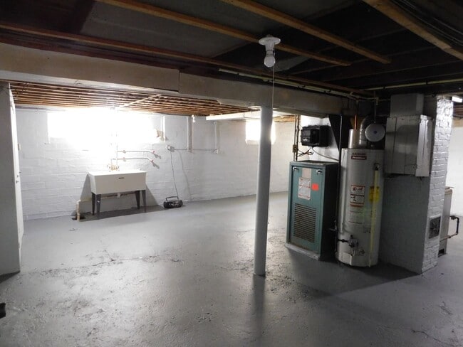 Building Photo - Beautiful 3 Bdrm Single Family Home