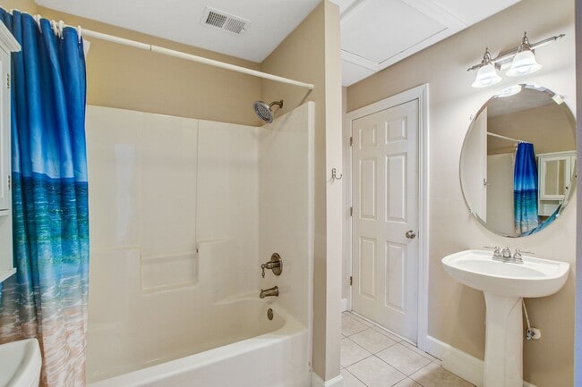 Building Photo - Beautiful 4 Bedroom in Hamlin Plantation -...