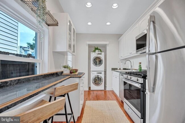 Building Photo - 1437 Duke St