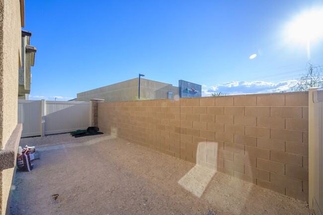 Building Photo - NW 3 Bedroom Townhouse!! Gated Community P...