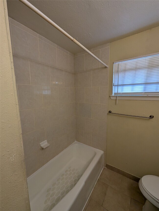 Building Photo - 5203 Heathercrest Dr