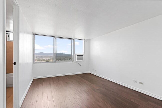 Building Photo - Beautifully Renovated 2 bedroom Penthouse with a Roof-Top Loft and Lanai!