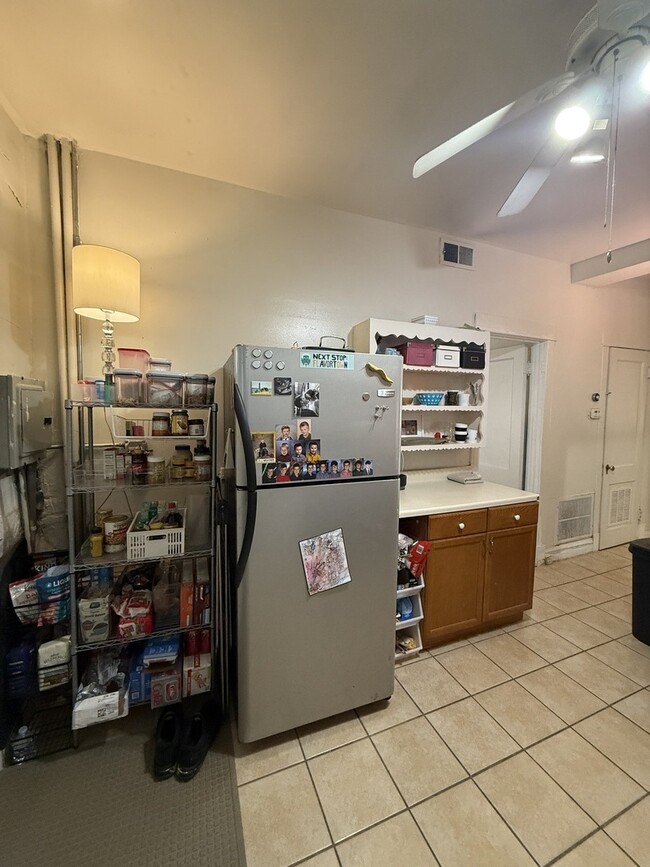 Building Photo - 866 W Buckingham Pl