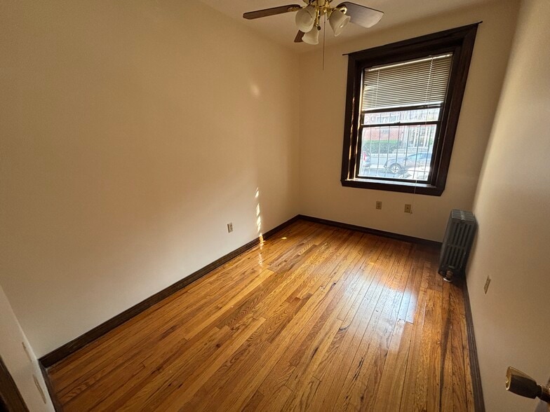 Building Photo - 240 Kelton St
