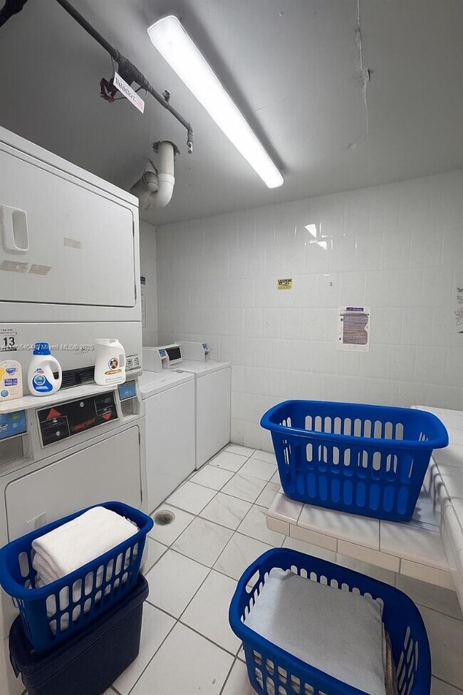 Building Photo - 666 W 81st St