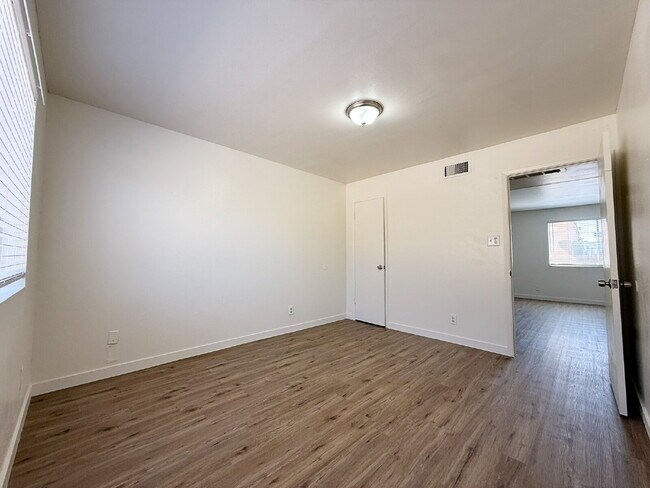 Building Photo - Fully Remodeled 2-Bedroom Townhome in Prim...
