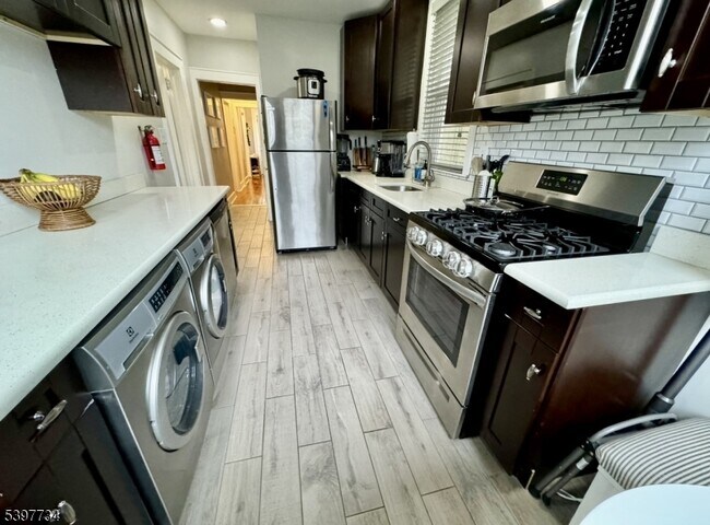 Building Photo - 10 Willowdale Ave