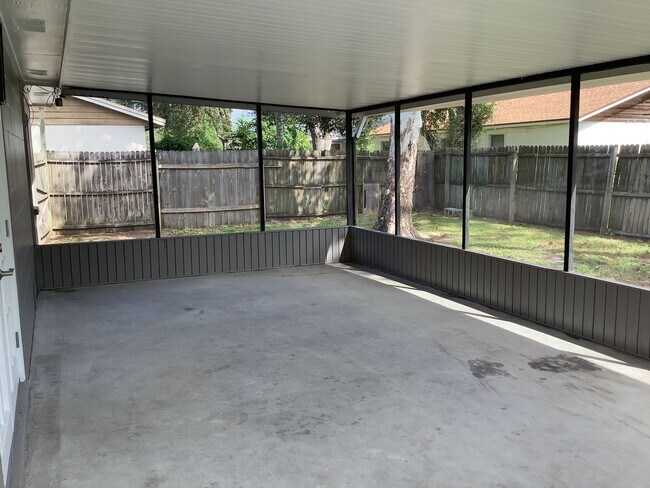 Building Photo - Three Bedroom Two Bath!