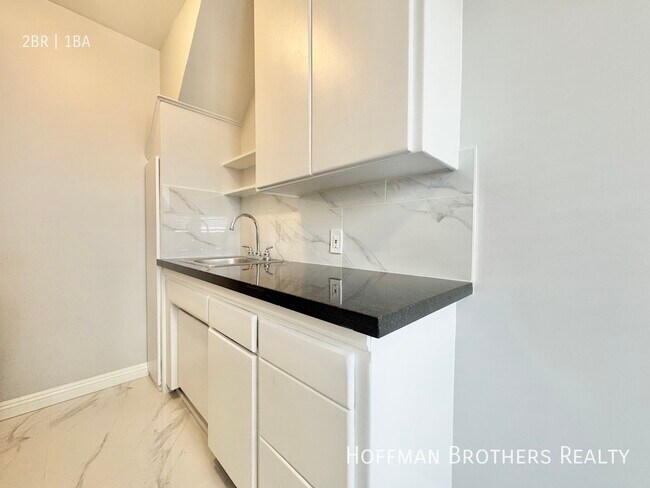 Building Photo - 427 N Oakhurst Dr