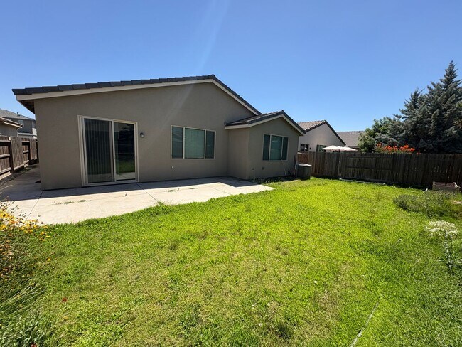 Building Photo - Comfortable NW Visalia Home Rent Ready!