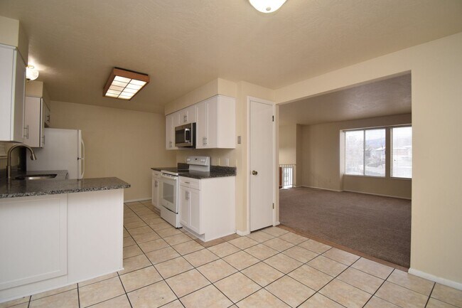 Building Photo - Bright 3 Bed in North Salt Lake – Near Parks, Trails, Shopping & Dining!!