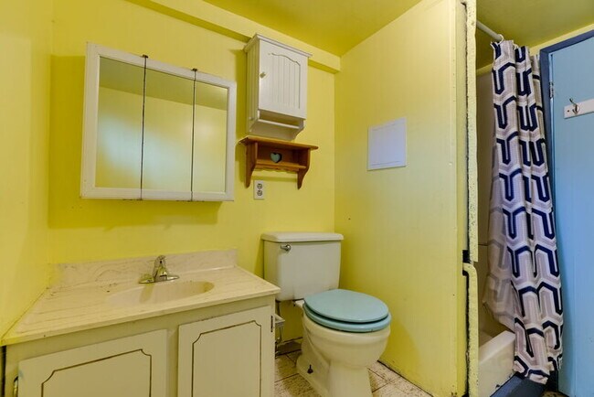 Building Photo - 1137 SE Uglow Ave