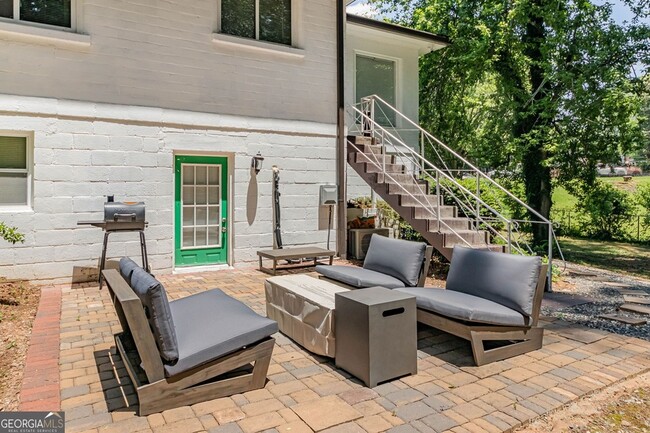 Building Photo - 2100 Cascade Rd