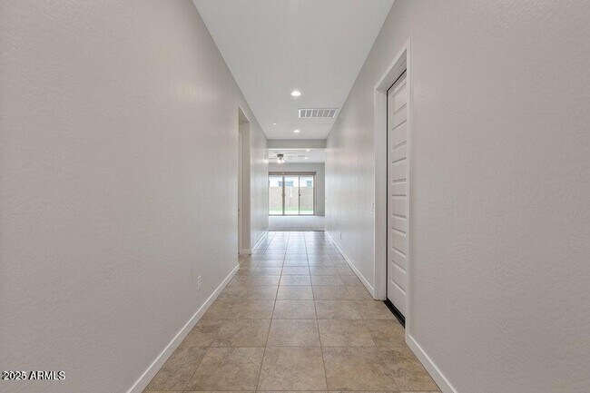 Building Photo - 9749 E Tahoe Ave