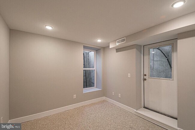 Building Photo - 715 S 51st St