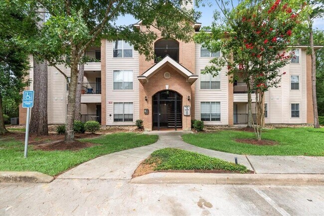 Building Photo - 8051 Bay Branch Dr