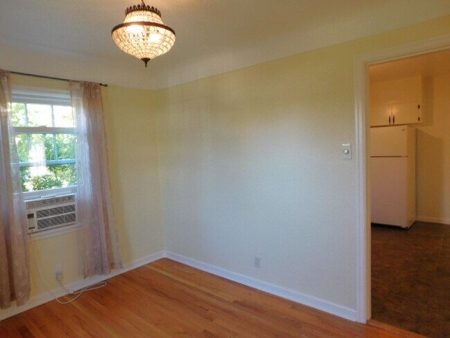 Building Photo - 3Bd/1Ba Two Story House w/ Basement - Avai...