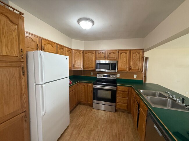 Building Photo - Cloverport Neighborhood! Dixie close to Wa...
