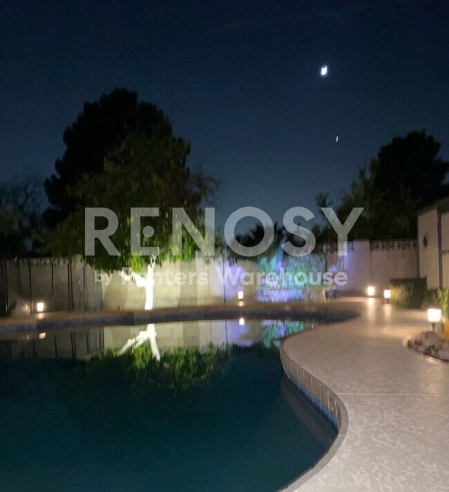 Building Photo - 3 Bedroom + Den Home with Private Pool in Mesa!