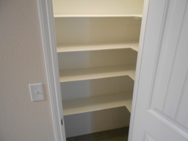 Building Photo - 6 or 12 month lease! Half off first full m...