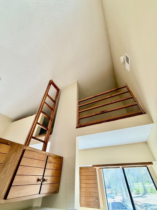 Building Photo - Remodeled!! Close to Shopping, VA Hospital and Hilaman Golf Course!