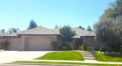 Building Photo - CUSTOM BUILT IN GATED SOUTHERN OAKS !!!