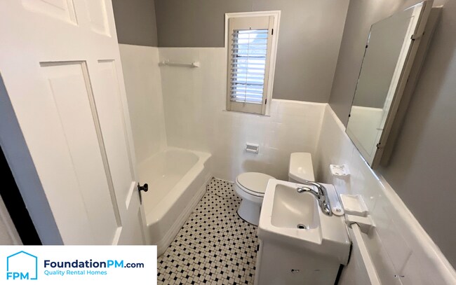 Building Photo - 252 E Edwin Cir