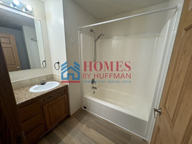 Building Photo - Three Bedroom Townhouse | Two Bath | Chandler