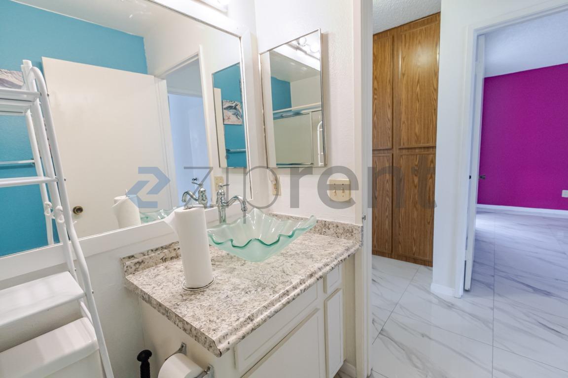Building Photo - Unit
