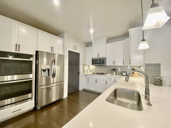 Building Photo - GORGEOUS TOWNHOME IN SOUTH PARK