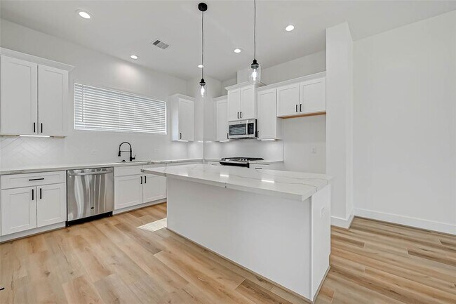 Building Photo - 3038 Live Oak St
