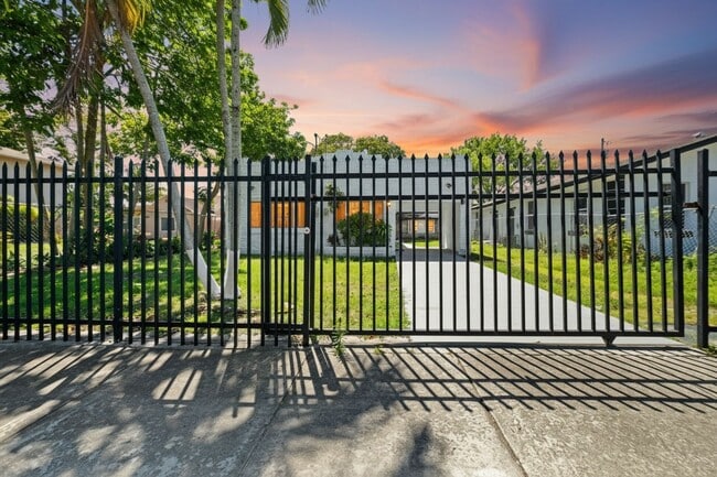 Building Photo - Charming 3-Bedroom Home in Miami - Comfortable Living in a Prime Location