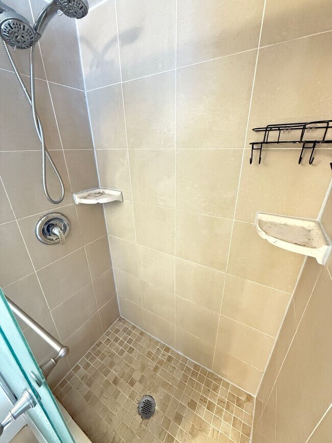 Building Photo - Chic & Comfortable 2BR/2BA Ground-Level Co...