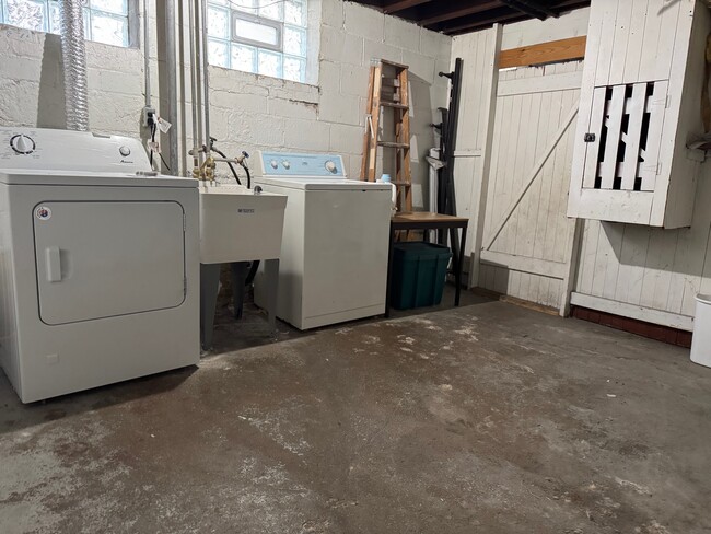 Shared Laundry - 1056 N 46th St