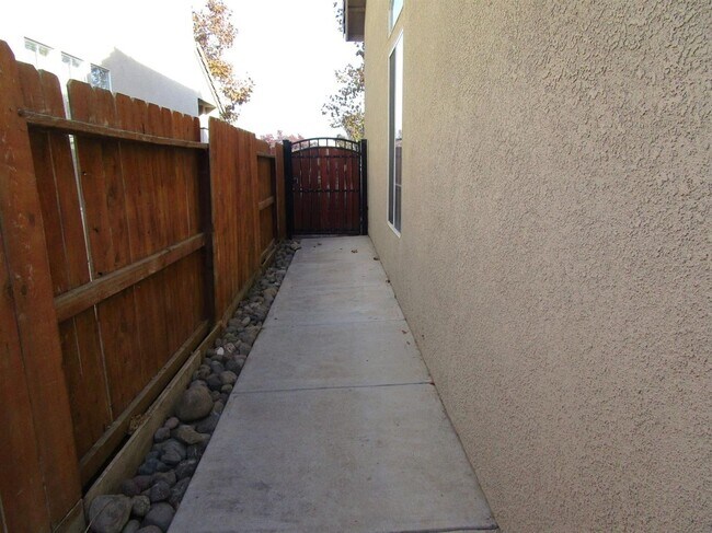 Building Photo - Like Brand New 4 Bedroom 3 Bath Beautiful ...