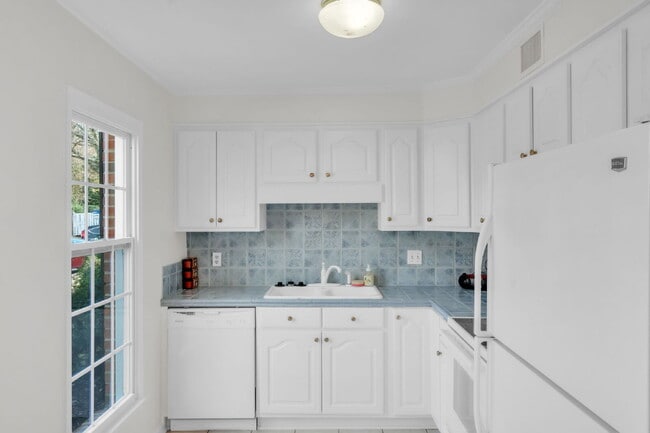 Building Photo - Stylish 3BR / 2.5BA Condo in Wedgewood Townes