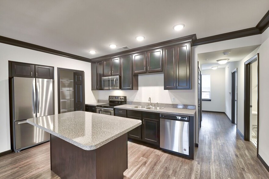 Hybrid Apartment Kitchen - Kennedy Highlands