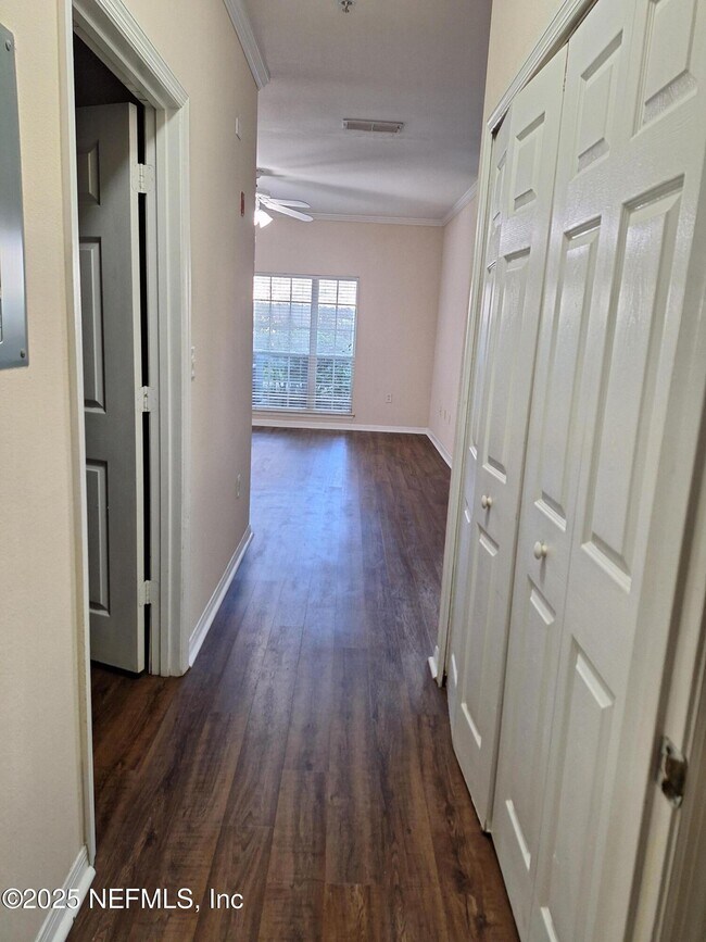 Building Photo - 7800 Point Meadows Dr