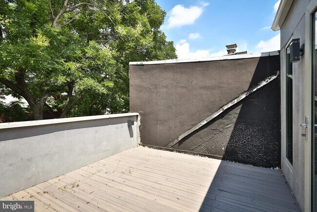 Building Photo - 725 S 6th St