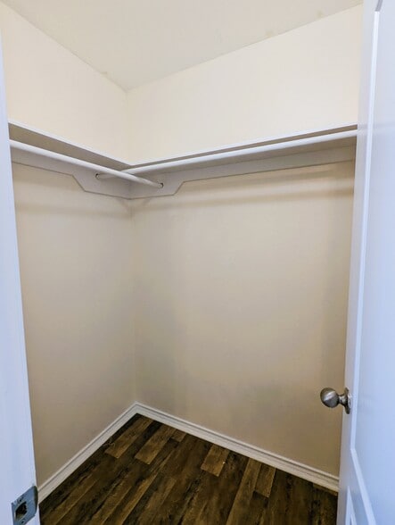 Building Photo - 813 W Arroyo Park Ln