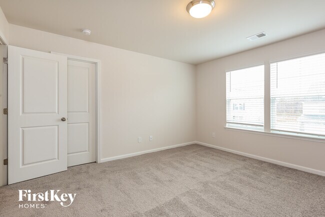 Building Photo - 574 Hillpark Ln