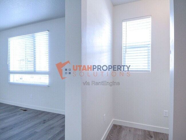 Building Photo - 1043 W 400 S