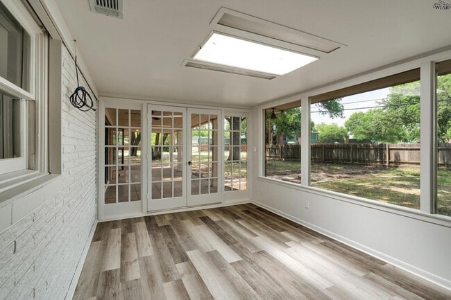 Building Photo - 2108 Granada Dr