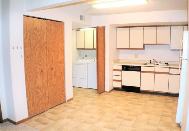 Building Photo - $1,095 | 2 Bedroom, 1 Bathroom 1st Floor C...